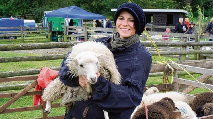 Im Mittelpunkt:  Daniela Lüning, Auszubildende  im Tierpark Arche Warder, präsentiert den Besuchern ein wolliges Schaf.   Foto: kühl (3)