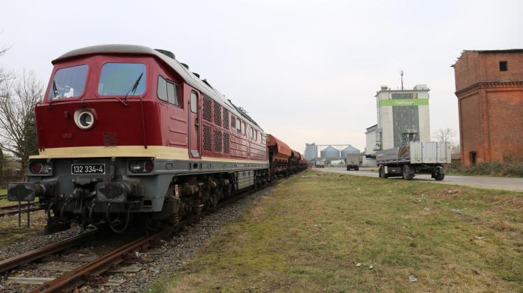 Mit der „Ludmilla“ nach Wittenburg: Dieser Güterzug löste die defekte Schrankenanlage aus und sorgte so indirekt für erhebliche Behinderungen im Berufsverkehr.