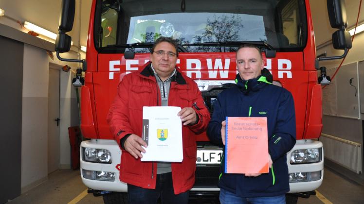 Vorzeitig fertig: Amtsausschussvorsitzender Andreas Zapf und Amtswehrführer Markus Eichwitz haben einen Brandschutzbedarfsplan für das Amt Crivitz.