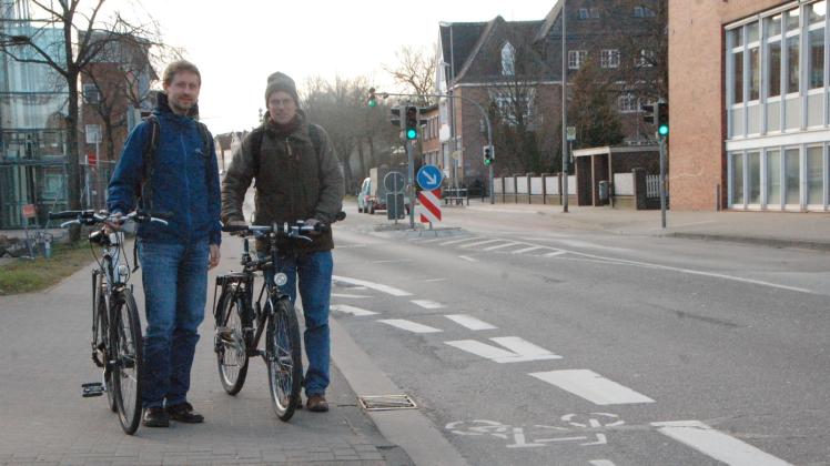 Schleswiger Fahrrad-Lobbyisten: Henning Düsterhöft (l.) und Oliver Kopp am Schutzstreifen an der Königstraße.
