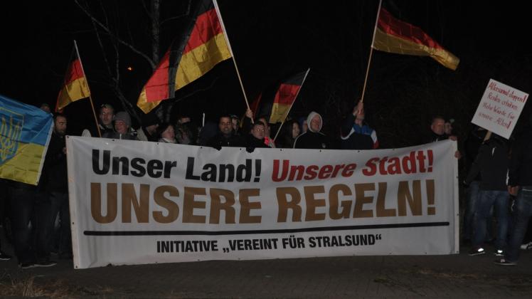 Rund 100 Teilnehmer bringt die Initiative „Vereint für Stralsund“ auf die Straße. Rund 100 Teilnehmer bringt die Initiative „Vereint für Stralsund“ auf die Straße.