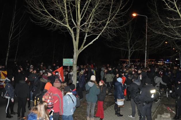 Die Gegendemosntranten brachten rund 200 Menschen auf die Straßen von Groß Klein.