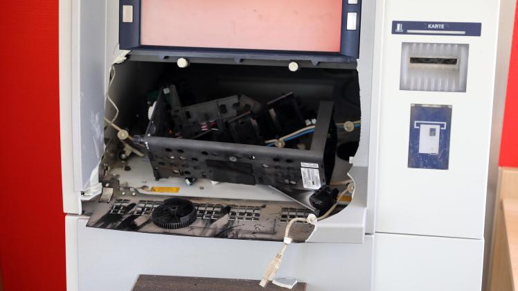 Angriffe auf Geldautomaten in Tessin: Stümperhafte Täter lassen Chaos zurück und fliehen ohne Beute