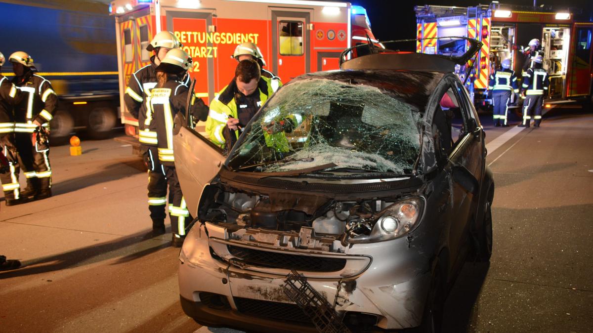 Smart Prallt Auf Der A1 Gegen Leitplanke Und Kippt Um | SHZ