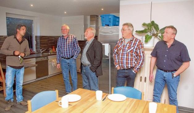 Oliver Marco Pohl (l.) führte die Mitglieder des Sozial- und Gesundheitsausschusses durch die Räume. Fotos: Pfeifer Oliver Marco Pohl (l.) führte die Mitglieder des Sozial- und Gesundheitsausschusses durch die Räume. Fotos: Pfeifer