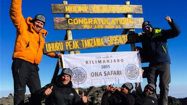 Schon zum zweiten Mal hat der gebürtige Delmenhorster Dirk Wiedau (unten, links) den 5895 Meter hohen Kilimandscharo erklommen. Dieses Mal war der Wahl-Hamburger mit Freunden unterwegs, organisiert inzwischen aber auch Reisen für Touristen. Fotos: Birgit Stamerjohanns