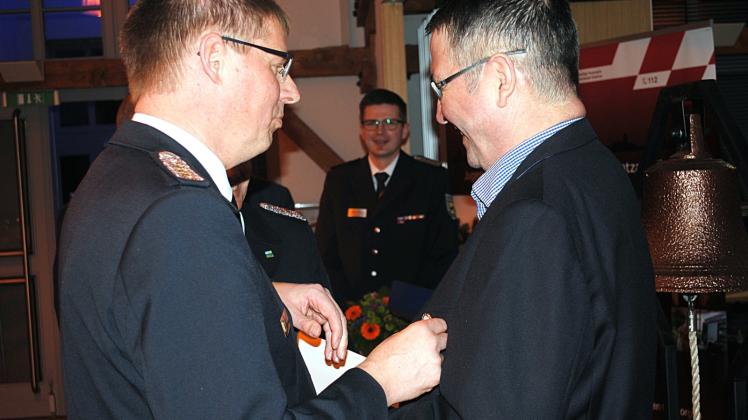 Überraschende Auszeichnung: Landesbrandmeister Hannes Möller (l.) überreicht Jürgen Schmidt die Verdienstmedaille des Kreisfeuerwehrverbandes in Silber. 
