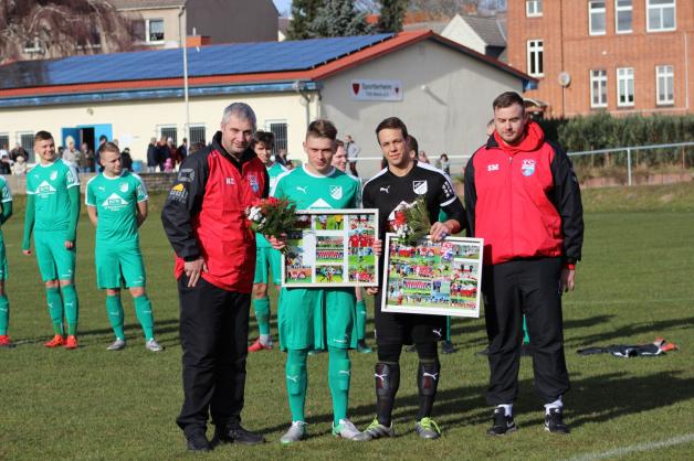 Verabschiedung der früheren Wariner Kicker Hannes Brandenburg und Torhüter Philipp Schröder durch FC Seenland Trainer Norman Ziemens und Betreuer Sascha Meyer. Verabschiedung der früheren Wariner Kicker Hannes Brandenburg und Torhüter Philipp Schröder durch FC Seenland Trainer Norman Ziemens und Betreuer Sascha Meyer.