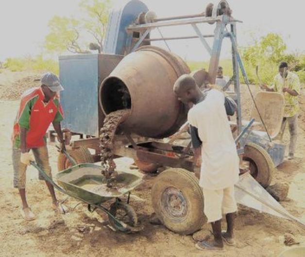 Beim Betongießen: Das Baumaterial wurde aus Ouagadougou angeliefert.