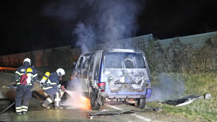 VW-Transporter brennt auf Rostocker Westzubringer lichterloh: Wurde T4 vorsätzlich in Brand gesteckt?