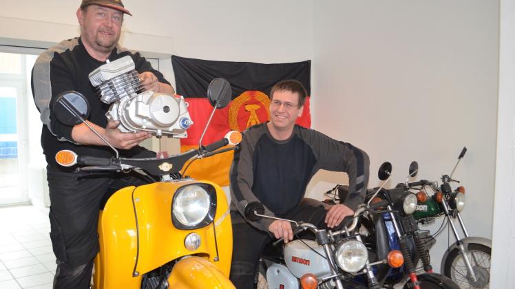 Im Präsentationsraum der Firma Marco Dräger: „Alle Mopeds und Motorräder warten auf Käufer.“, sagen Andy Schultz (l.) und Thomas Ullrich.