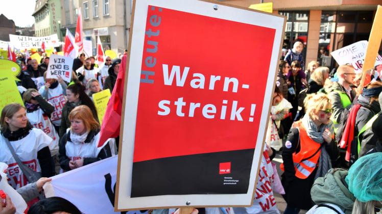 Im Tarifkonflikt des öffentlichen Dienstes rufen die Gewerkschaften in MV morgen zum landesweiten Warnstreik auf. In Schwerin findet eine Demonstration statt. 