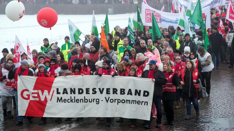 Angestellte Lehrer und Erzieher aus Mecklenburg-Vorpommern beteiligen sich in Schwerin an einer Protestaktion für mehr Gehalt. (Archiv)