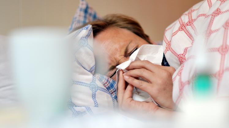 Hohes Fieber und ein schweres Krankheitsgefühl: Das ist die Grippe. Da empfiehlt Gesundheitsamtsleiterin Kristin von der Oelsnitz in jedem Fall Bettruhe.