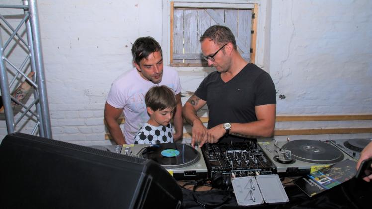Vor einem Jahr: Der jüngste Workshopteilnehmer ist mit seinem Vater gekommen, um DJ Roy auf die Finger zu sehen.