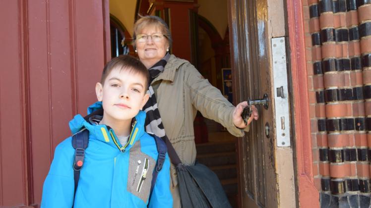 Aus der Schule mit der Oma: Weil die Lehrer ihr Streikrecht wahrnahmen, kam Irmgard Junge und holte Enkel Vincent ab. 