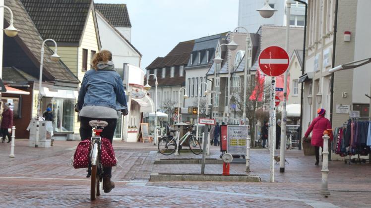 Die Westerländer Fußgängerzone „Strandstraße“ soll während der Lieferzeiten für den Fahrradverkehr geöffnet werden.