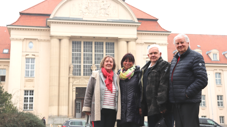 Die Mitglieder des ehemaligen Tierschutzvereins wollen Gerechtigkeit: Uta Kaßler, Waltraud Wolter, Ralph Rudpolph und Rüdiger Hoppenhöft vor dem Amtsgericht Schwerin. 