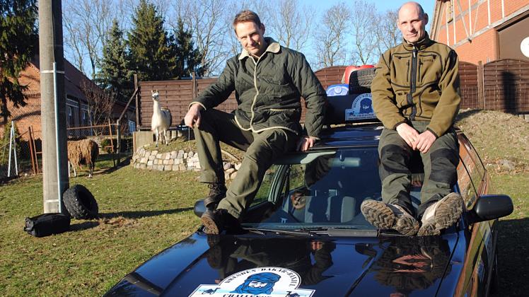 Gut vorbereitet auf das große Abenteuer: Mit ihrem Subaru-Legacy nehmen die Förster Jörn Schilling (l.) und Jan Handke an der 27. Rallye Dresden-Dakar-Banjul teil. Am 8. März geht es los. 