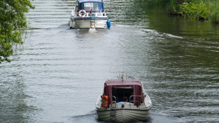 Sind ein wichtiger Wirtschaftsfaktor geworden: Freizeitkapitäne fahren über einen Kanal in Templin. 