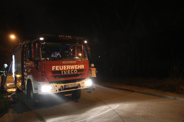 Rostock: Illegale Müllverbrennung auf Privatgrundstück löst Feuerwehr-Großalarm aus