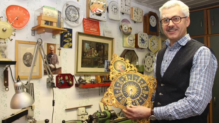 Seine älteste Uhr präsentiert Helmut Langner. Sie stammt aus dem Jahr 1671. 