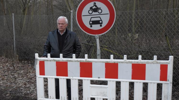 Ein Absperrgitter wird demnächst die Zufahrt zur Kleingartenanlage Nuddelbachtal zeitweilig verhindern. Sehr zum Unmut von Hans-Werner Leukert und den Kleingärtnern.  Fotos: Thorsten Meier 