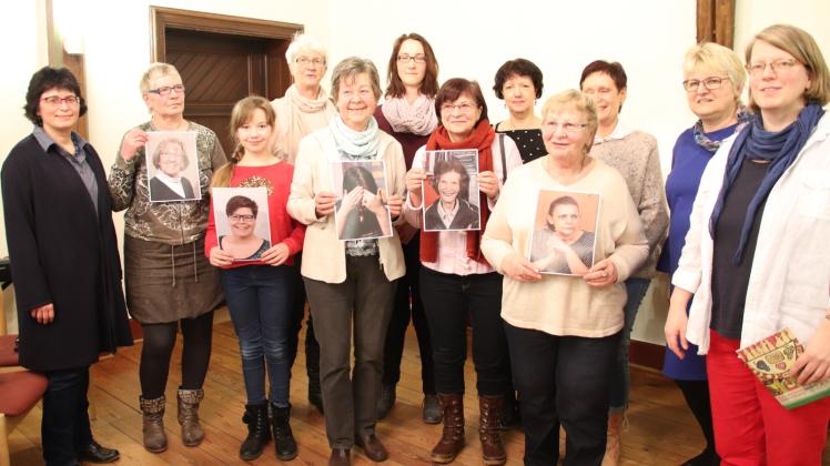 Diese Frauen aus allen fünf Bützower Kirchgemeinden haben den Gottesdienst anlässlich des Weltgebetstages gestaltet. Einige von ihnen halten die Bilder der slowenischen Frauen in ihren Händen, für die sie sprachen. 