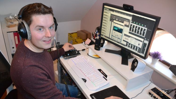 Technik-Ass: Was für einen Laien unglaublich kompliziert erscheint, ist für Martin Bade ein riesiger Spaß. Seit fast drei Jahren ist der Güstrower mit seinem Tonstudio selbstständig und es läuft nach eigenen Angaben gut.