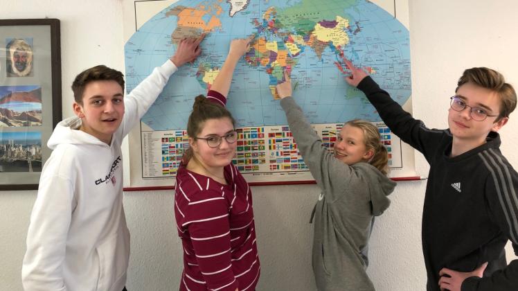 Die vier Klassensieger des Geographie-Wettbewerbs sind Johann Holm, Ulrike Meyn, Sandy Schwartzrock und Tim Bill. (v.l.)  