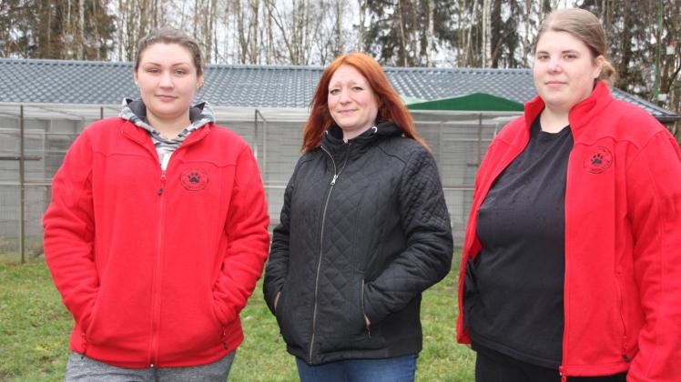 Sandy Laugell (von links), Leiterin Ramona Rentenatus und Nina Wolter freuen sich auf die Arbeit im Tierheim.