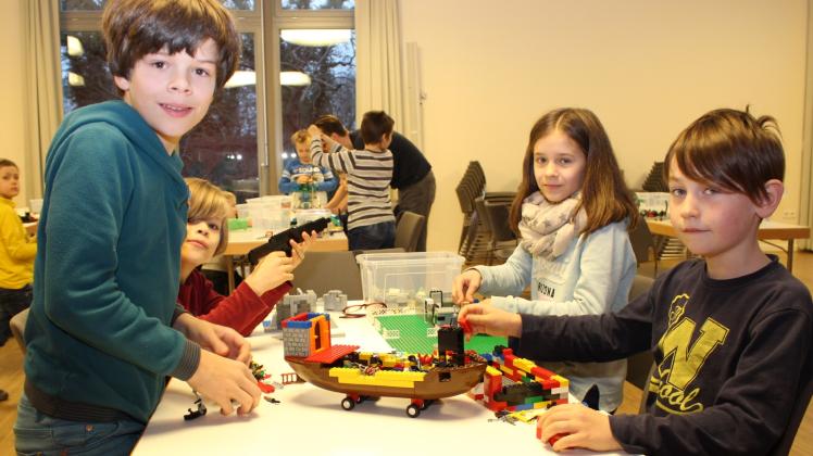 Wohl alle Kinder – und nicht nur – bauen gerne mit Legosteinen. Friedemann, Johann, Almut und Helge Barnick sind mit Eifer dabei. 