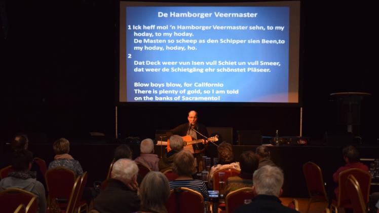 Jochen Wiegandt sang nicht nur mit den Gästen im Carls, sondern erklärte auch viele Hintergründe zu den Liedern.
