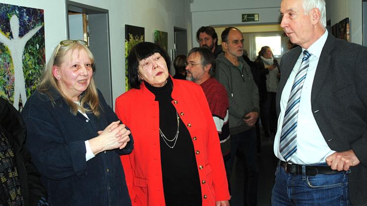 Im Gespräch mit Lung-Direktor Harald Stegemann: Ulrike von Laar (l.) und Marlies Leonhardt. 
