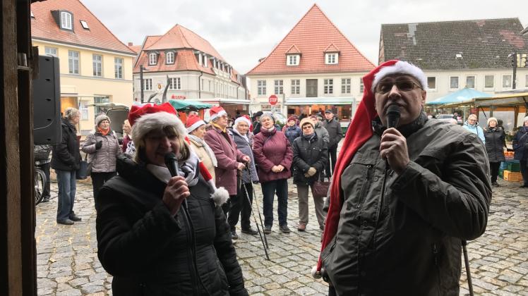 Seit 15 Jahren am Start: Die Holtz’ Apteiker Husband mit Margrid Zikarsky und Wolfgang Wehrmann feiern mit den Holzt’ Apteikern , einer Sparte im Fremdenverkehrsverein Bützow und Umgebung, in diesem Jahr ein kleines Jubiläum. 