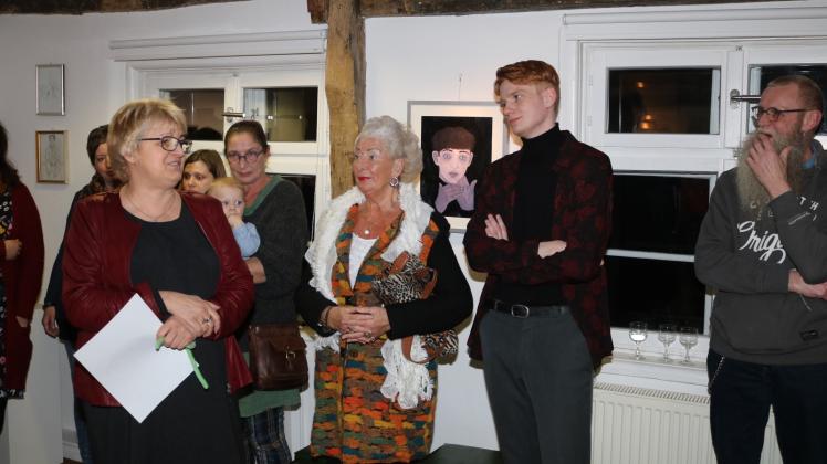 Willkommen: Sabine Prescher (links) eröffnete die Ausstellung von Moritz Wittenberg (rechts) im Krummen Haus. Taude Wegner (Mitte) ist stolz auf ihren Enkel.