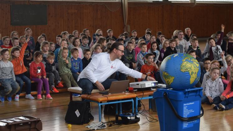 Damit es unserer Erde besser geht: Lerntheater auf spielerische Art zur Thematik Mülltrennung im Rahmen des Schulprojektes in Sternberg