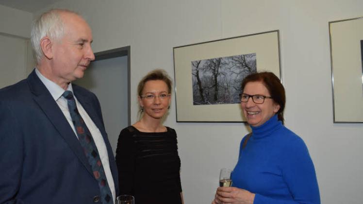 Fachsimpeln vor dem Foto „Wintereichen“: Harald Stegemann, Annette Baranyai und Monika Lawrenz.