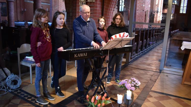 Singen gern zusammen: Klara, Lene, Kantor Fritz Abs, Emma und Anja (v.l). 