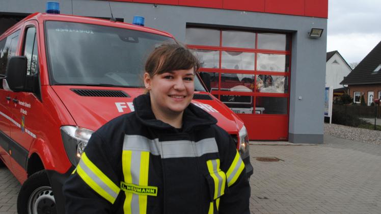 Von der Kassenwartin zur stellvertretenden Wehrführerin: Lisa Neumann hat bei der Freiwilligen Feuerwehr Warnitz eine steile Karriere gemacht. Die 26-Jährige ist zuständig für die Ausbildung der Wehr.