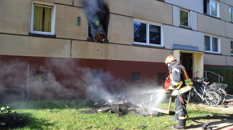Kameraden löschen Brandreste ab. Im September schlagen Flammen aus dem Fenster im ersten Stock eines Plattenbaus der Perleberger Thomas-Müntzer-Straße in Perleberg. Ein Mann kam ums Leben. 