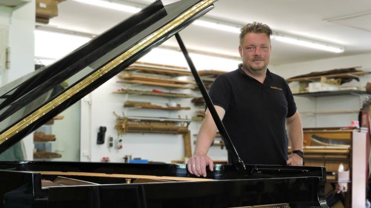Klavierbauer Matthias Kunze jun. mit einem „Steinway &amp; Sons“-Klavier in seiner Alt Meteler Werkstatt
