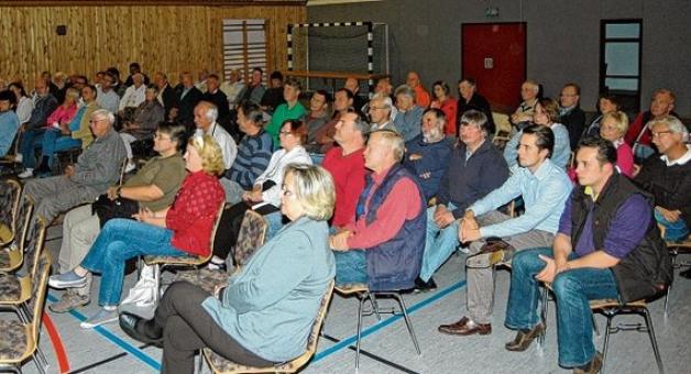 Gut 90 Bürger, auch aus Waabs, waren zur Einwohnerversammlung in die BBS-Sporthalle gekommen. 