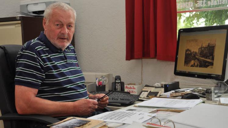 Hobbyhistoriker Fritz Hoßmann an seinem Schreibtisch. Hier sortiert er das Material, aus dem dann die Gischichten über die Geschichte Bützows entstehen. Dank Internet und Computer ist die Recherche einfacher, als noch vor einigen Jahrzehnten, sagt Hoßmann. Denoch ist das alles mit sehr viel zeitaufwand verbunden. Denn der Bützower hält sich an historische Fakten halten. 