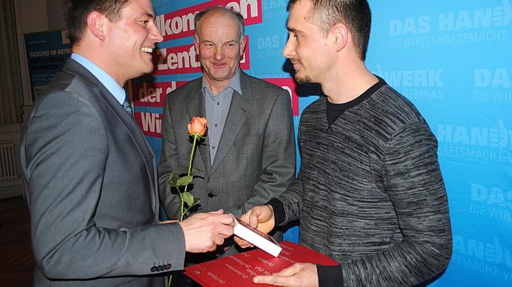 Als bester Lehrling seines Jahrgangs ausgezeichnet:  Vasyl Jung (r.) erhielt Glückwünsche von Landrat Sebastian Constien und Kreishandwerksmeister Rainer Müller (v. l.). 