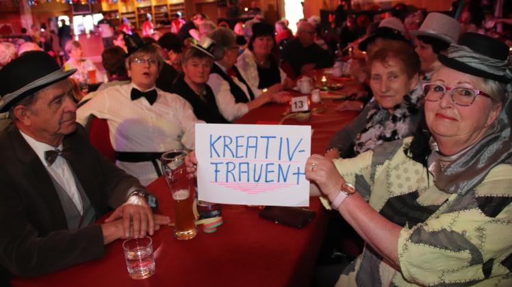 Eickhoferinnen mit Hütchen: Die Kreatvfrauen waren beim Karneval des Sternberger Carnevals Clubs begeistert. 
