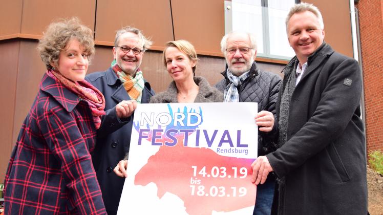 „Es wird voll werden“: Sophie Friedrichs (Dramaturgin), Wolfram Apprich, Britta Lange (Nordkolleg), Harald Jockenhövel und Guido Froese (von links) erwarten zahlreiche Gäste.