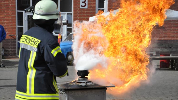 Nicht nachmachen:  Die Kameraden der Freiwilligen Feuerwehr Ludwigslust demonstrierten auf dem Außengelände einen Fettbrand.  Fotos: Sabrina Panknin 