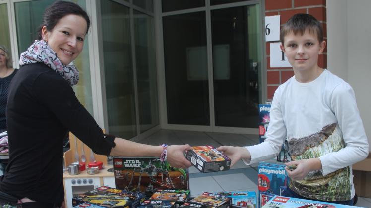 Zweite Chance für nicht mehr benötigtes Spielzeug: Anke Dietrich kauft für ihren sechsjährigen Sohn einen Lego-Baukasten zum Thema „Star Wars“ von Nils Höppner ab. 