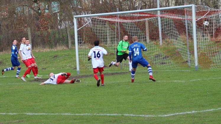 Etwas Hoffnung im Wariner Spiel, gerade hatte Kamil Lechocki (17, liegend) zum 1:4 getroffen.